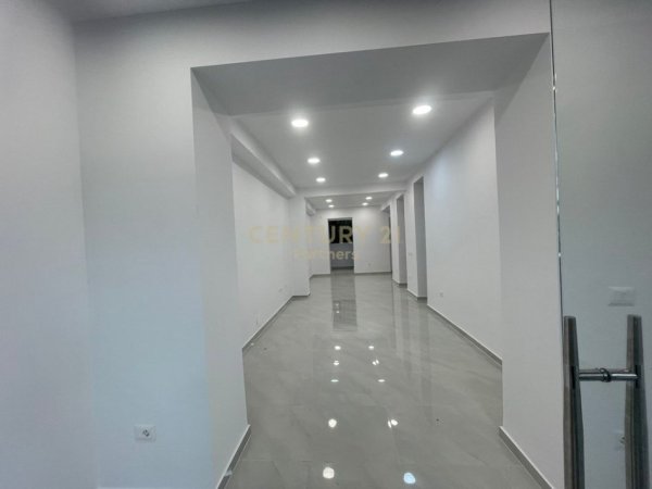 Tirane, jepet me qera ambjent biznesi Kati 0, 64 m² 1.700 € (Kryqezimi 21 Dhjetori)