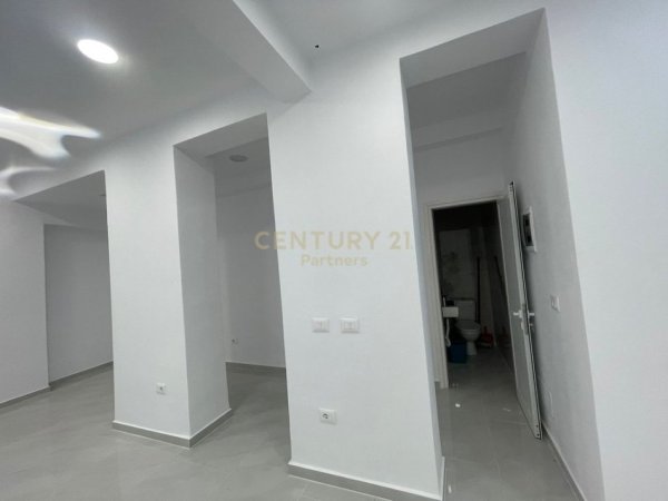 Tirane, jepet me qera ambjent biznesi Kati 0, 64 m² 1.700 € (Kryqezimi 21 Dhjetori)