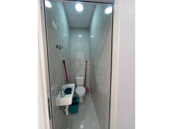 Tirane, jepet me qera ambjent biznesi Kati 0, 64 m² 1.700 € (Kryqezimi 21 Dhjetori)