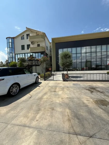 Tirane, jepet me qera ambjent biznesi Kati 1, 9.000 € (KAMEZ)