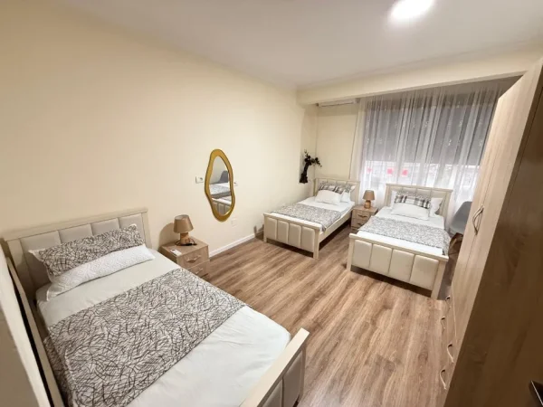 Tirane, jepet me qera apartament 1+1 Kati 1, 600 € 