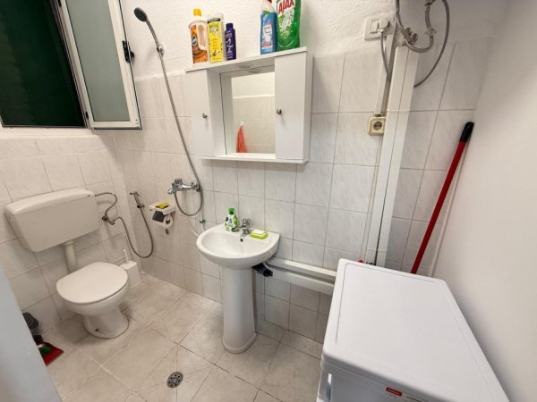 Tirane, jepet me qera apartament 1+1 Kati 1, 600 € 