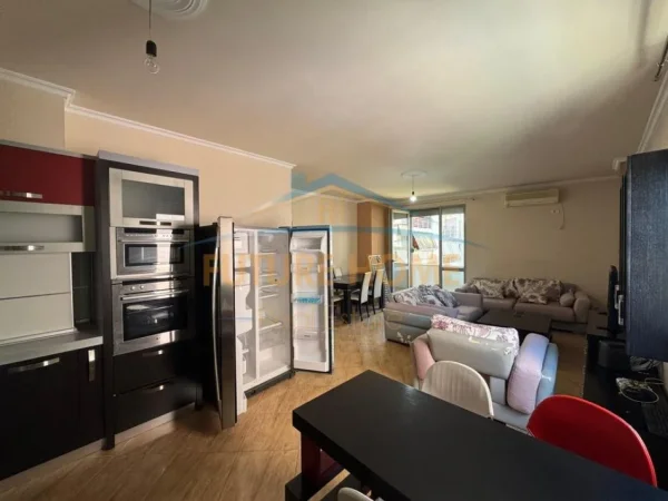 Tirane, jepet me qera apartament 2+1 Kati 7, 110 m² 650 € (Komuna e Parisit)