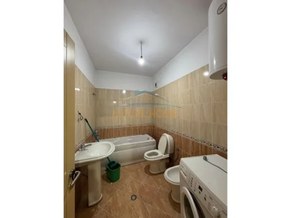 Tirane, jepet me qera apartament 2+1 Kati 7, 110 m² 650 € (Komuna e Parisit)
