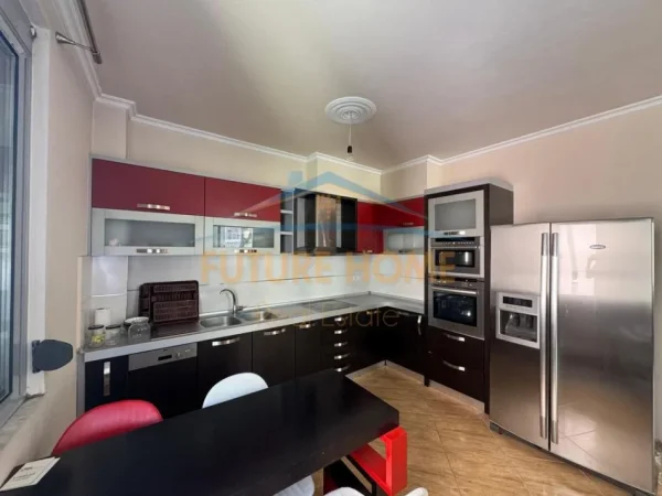 Tirane, jepet me qera apartament 2+1 Kati 7, 110 m² 650 € (Komuna e Parisit)