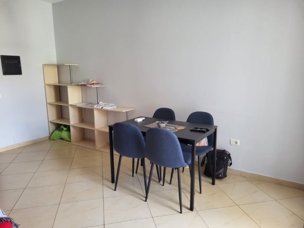 Tirane, jepet me qera apartament 2+1+Ballkon Kati 4, 100 m² 650 € (Kopshti Botanik)