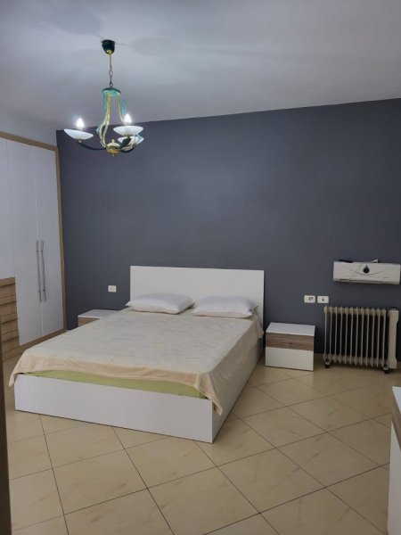 Tirane, jepet me qera apartament 2+1+Ballkon Kati 4, 100 m² 650 € (Kopshti Botanik)