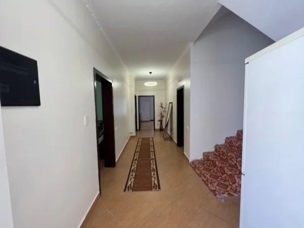 Tirane, jepet me qera apartament 2+1 Kati 1, 450 € 