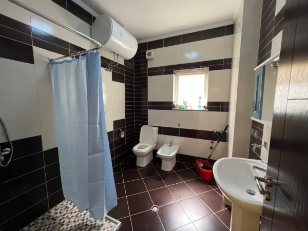 Tirane, jepet me qera apartament 2+1 Kati 1, 450 € 