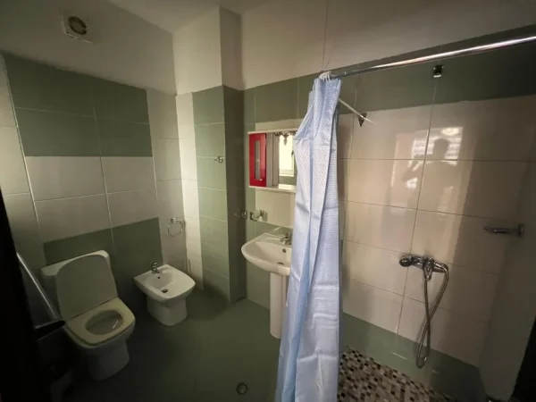 Tirane, jepet me qera apartament 2+1 Kati 1, 450 € 