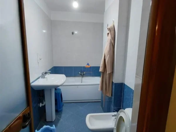 Tirane, jepet me qera apartament 2+1+Ballkon Kati 6, 110 m² 45.000 € (Prane Big Market dhe Big Pjata, Unaza e Re)