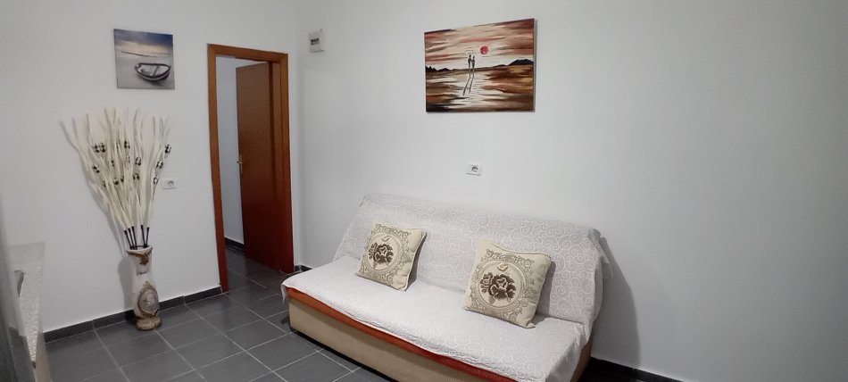 Tirane, jap me qera shtepi 1+1 Kati 0, 380 €