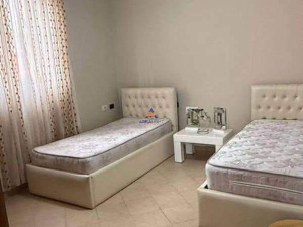 Tirane, jepet me qera apartament 4+1 Kati 3, 180 m² 600 € (Rruga Ramiz Treni)