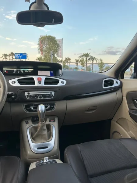 Tirane, makine Renault Nafte, e argjendtë automatik Kondicioner 40 €