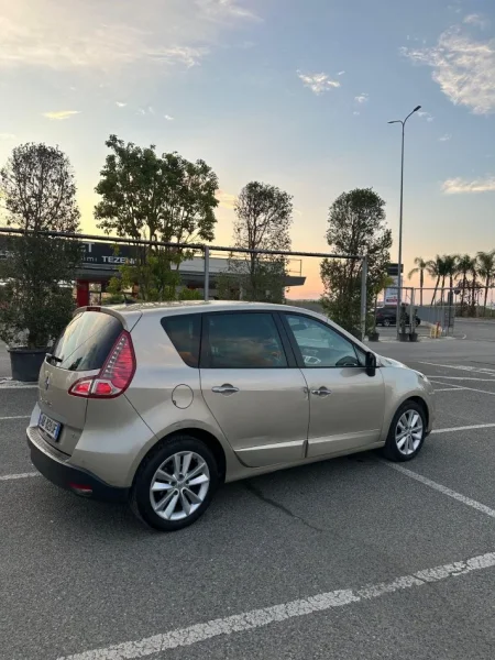 Tirane, makine Renault Nafte, e argjendtë automatik Kondicioner 40 €