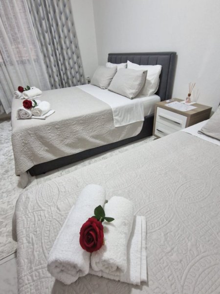 Tirane, jepet me qera apartament 2+1 , 75 m² 750 € 