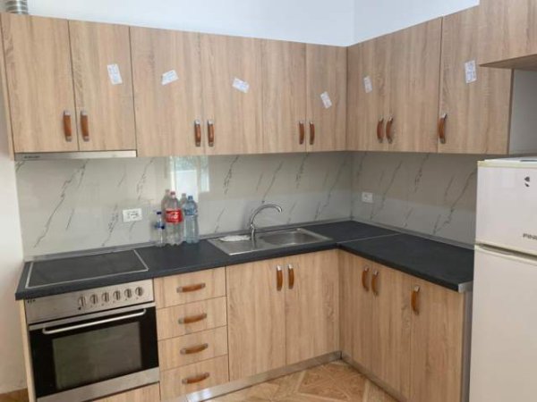Tirane, jepet me qera apartament Kati 1, 300 Euro