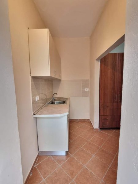 Tirane, jepet me qera garsonier 1+1 Kati 1, 45 m² 190 Euro .RING CENTER