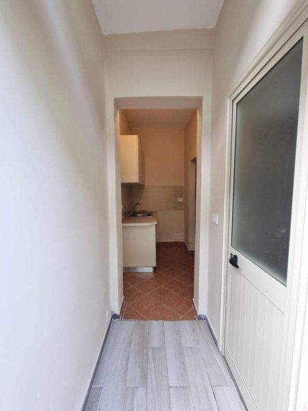 Tirane, jepet me qera garsonier 1+1 Kati 1, 45 m² 190 Euro .RING CENTER