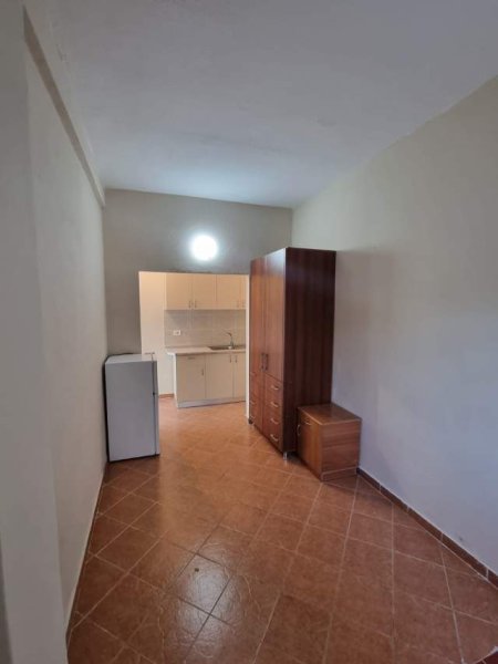 Tirane, jepet me qera garsonier 1+1 Kati 1, 45 m² 190 Euro .RING CENTER
