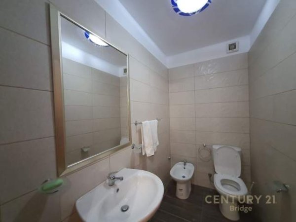 Tirane, jepet me qera apartament 1+1+BLK Kati 8, 108 m² 600 Euro (Garda, Liqeni Artificial)