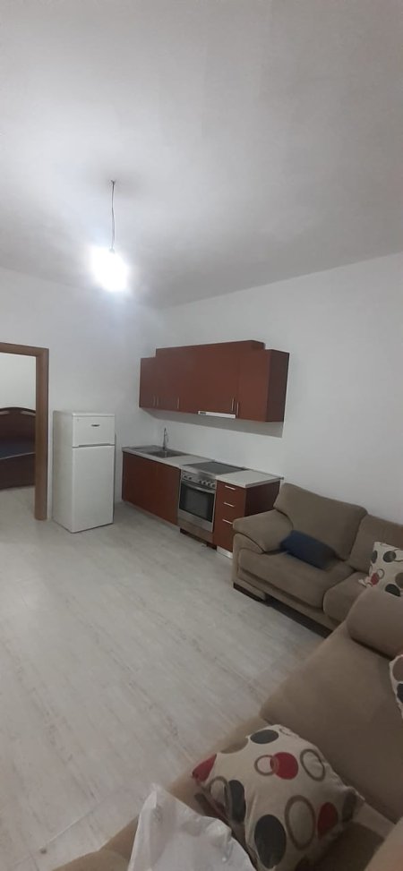 Tirane, jepet me qera shtepi 1+1 Kati 1, 57 m² 23.000 Leke (3 Deshmoret)