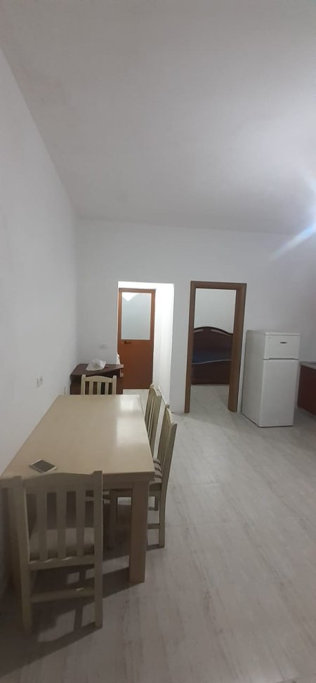 Tirane, jepet me qera shtepi 1+1 Kati 1, 57 m² 23.000 Leke (3 Deshmoret)