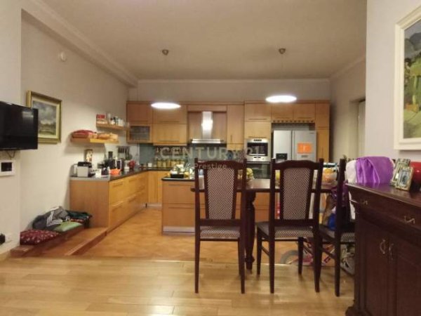 Tirane, jepet me qera Vile 3+1 Kati 0, 147 m² 2.500 Euro (Pran ambasades Amerikane)