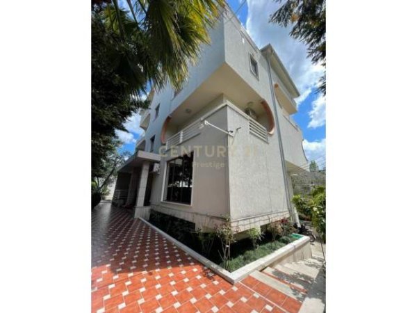 Tirane, jepet me qera Vile 3+1 Kati 0, 147 m² 2.500 Euro (Pran ambasades Amerikane)