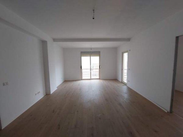 Shkembi Kavajes, shitet apartament 75.000 Euro