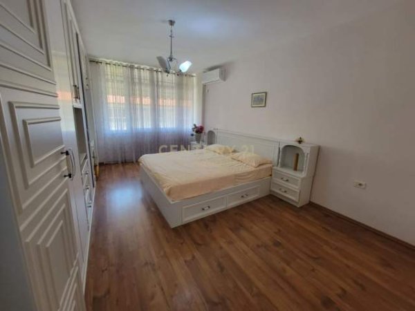 Tirane, jepet me qera apartament 2+1 Kati 4, 87 m² 400 Euro (Komuna e Parisit)
