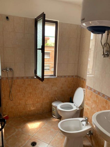 Tirane, jepet me qera apartament 1+1+BLK Kati 5, 70 m² 35.000 Leke (Tregu Cam)