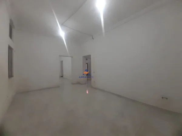 Tirane, jepet me qera magazine Kati 0, 350 m² 800 € (Kombinat, Prane FSHN)