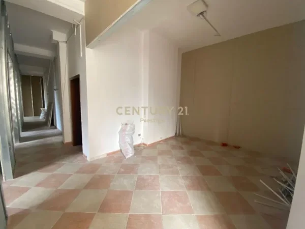 Tirane, jepet me qera ambjent biznesi Kati 1, 300 m² 2.000 € (Brryli)