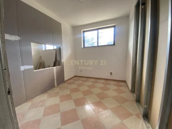 Tirane, jepet me qera ambjent biznesi Kati 1, 300 m² 2.000 € (Brryli)