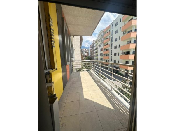 Tirane, jepet me qera apartament 2+1 Kati 2, 98 m² 430 € (Rr. e Thesarit)