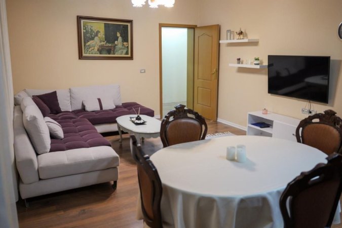 Tirane, jepet me qera Vile 3+1+Aneks+Ballkon Kati 2, 750 €
