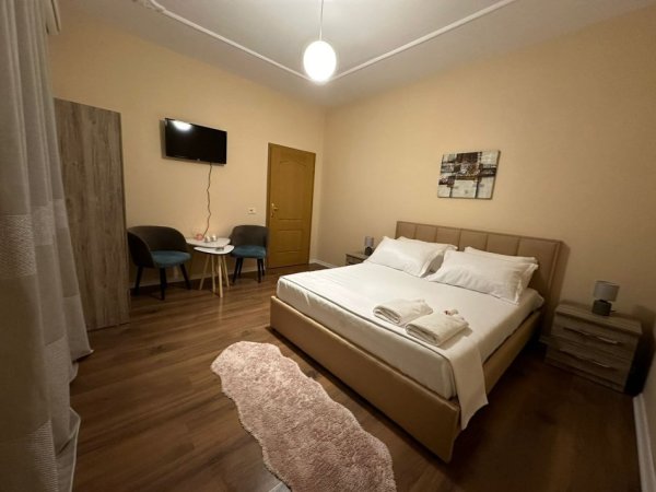 Tirane, jepet me qera Vile 3+1+Aneks+Ballkon Kati 2, 750 €