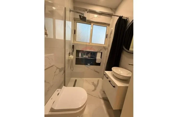 Tirane, shitet apartament 2+1+Ballkon , 150.000 € 