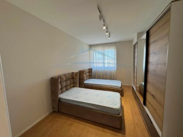Tirane, jepet me qera apartament 2+1 Kati 8, 107 m² 800 € 