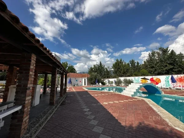 Tirane, jepet me qera ambjent biznesi , 3.700 m² 5.000 € (Mullet)