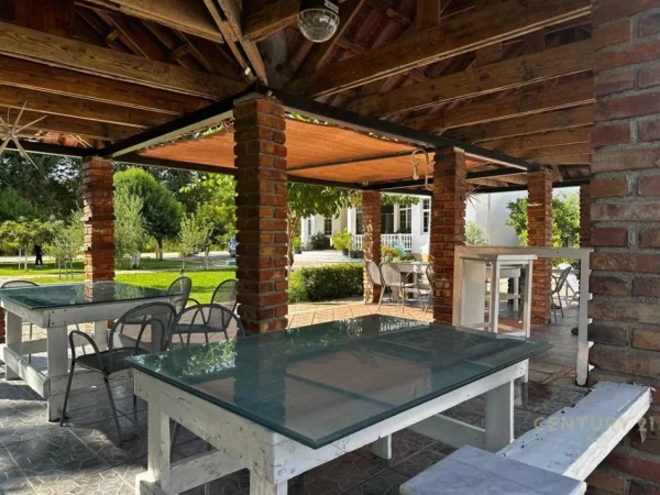 Tirane, jepet me qera ambjent biznesi , 3.700 m² 5.000 € (Mullet)