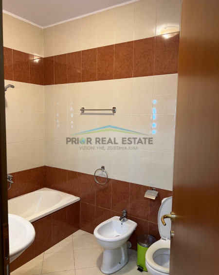 Tirane, jepet me qera apartament 2+1++2+Ballkon Kati 3, 90 m² 900 € (Rruga e Sales)