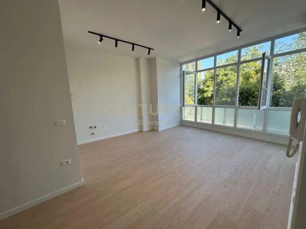 Tirane, jepet me qera zyre Kati 1, 55 m² 500 € (Bulevardi i Ri)