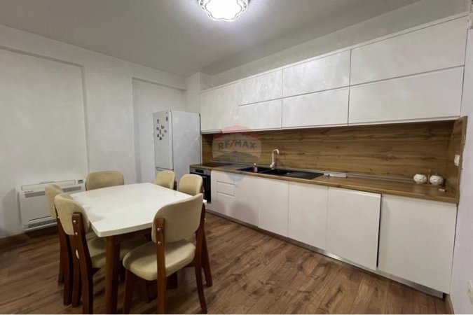 Tirane, jepet me qera apartament 2+1+Ballkon , 750 € 