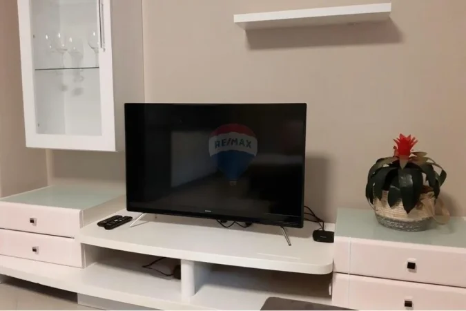 Tirane, jepet me qera apartament 1+1 Kati 1, 65 m² 600 € (Liqeni i Tiranes)