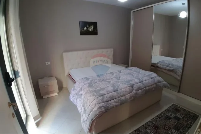 Tirane, jepet me qera apartament 1+1 Kati 1, 65 m² 600 € (Liqeni i Tiranes)