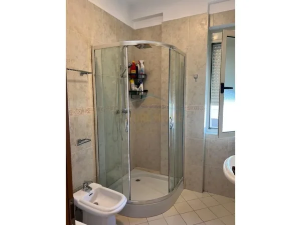 JEPET ME QERA APARTAMENT 2+1+2 POSTE PARKIMI TEK LIQENI THATE