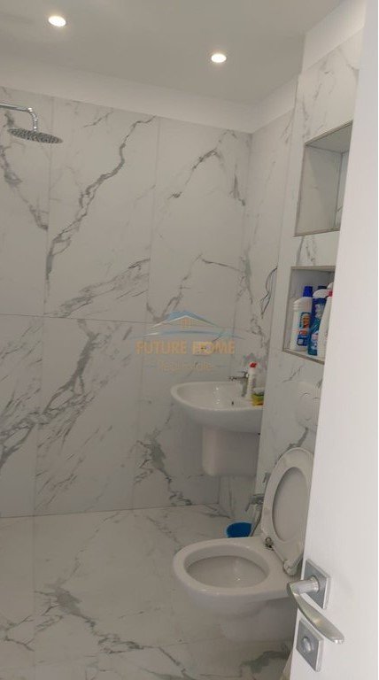 Tirane, jepet me qera apartament 1+1 Kati 9, 45 m² 600 € (Rruga Ferit Xhajko)