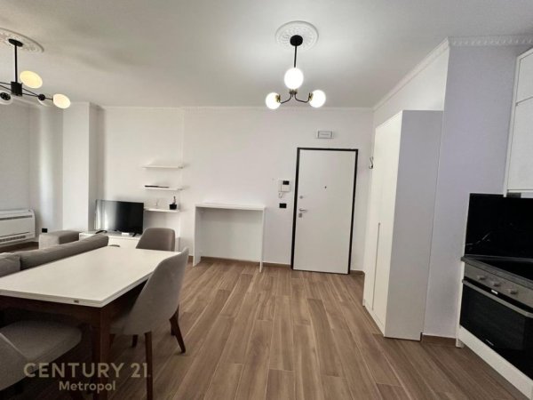 Tirane, jepet me qera apartament 1+1 , 90 m² 800 € (Farke)